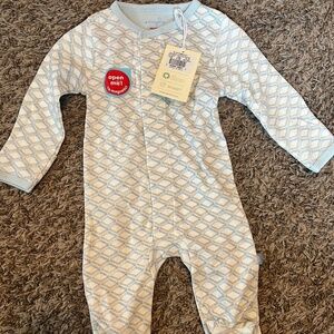 NWT Magnetic Me simply organic cotton footed sleeper outfit neutral print 0-3 mo